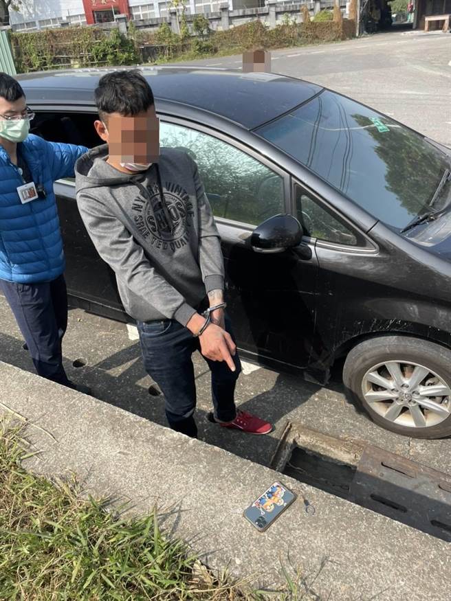 何姓嫌疑人行抢后，丢弃女子的手机，警方带他到现场取回赃物。（警方提供／林瑞益高雄传真）