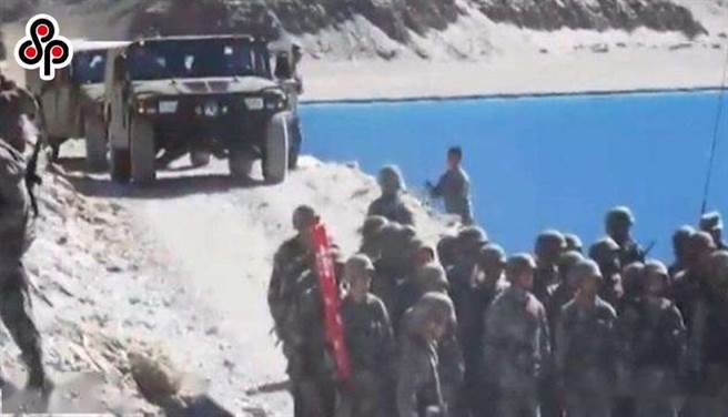 印媒炒作中印邊防部隊衝突，大陸專家指混淆視聽損害自己聲譽。圖為2020年8月中印雙方在拉達克地區加勒萬谷衝突不斷，圖為先前雙方班公錯湖對峙情形。(摘自推特)