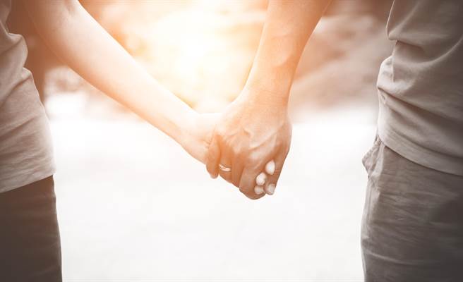 台积电男女主管爆出婚外情，男主管之妻发现丈夫放假不回家，而是直奔女主管住处。（示意图，达志影像/shutterstock）