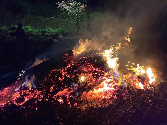 民眾通报三峡区插角有非法焚烧废弃物。（新北市环保局提供／叶德正新北传真）
