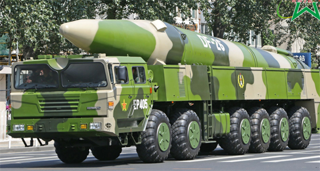 美國衛星公司馬薩爾科技（Maxar Technologies）的衛星圖像顯示，解放軍部署了許多東風-26發射車在山東省的訓練場。（中國軍網）