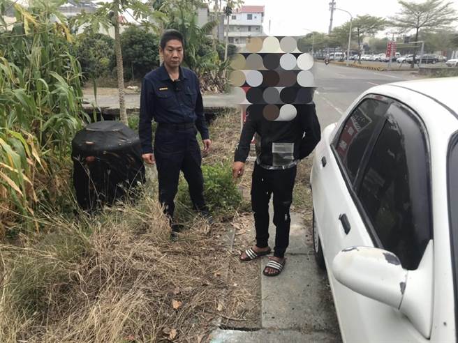 吴姓男子利用深夜锁定僻静昏暗处车辆下手，敲破车窗行窃。（读者提供／庄曜聪台南传真）