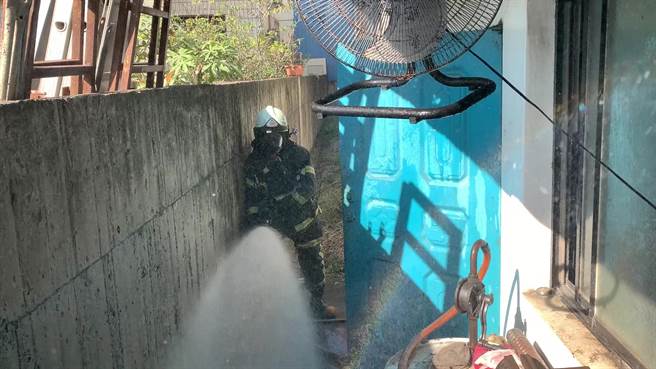 台东市大业路1处冷冻仓库， 在26日上午9点许传出氨气外泄，消防局获报后偕同环保局人员立即到场处理，所幸无人员受伤受困。（蔡旻妤摄）