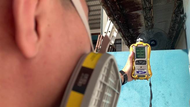 台东市大业路1处冷冻仓库， 在26日上午9点许传出氨气外泄，消防局获报后偕同环保局人员立即到场处理，所幸无人员受伤受困。（蔡旻妤摄）