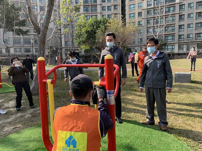 新竹市长林智坚（左）证实，桃医匡列家住新竹市的居家隔离人数有12人。图为今天上午林智坚亲自了解绿光公园的消毒作业（陈育贤摄）