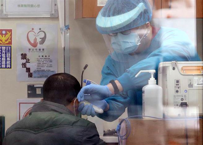 部桃专案App新增5类人可24小时线上谘询，不过胸腔暨重症专科医师黄轩提醒，发烧超过38°C或有呼吸道症状的人不适合远距医疗。(本报资料照/范扬光摄)