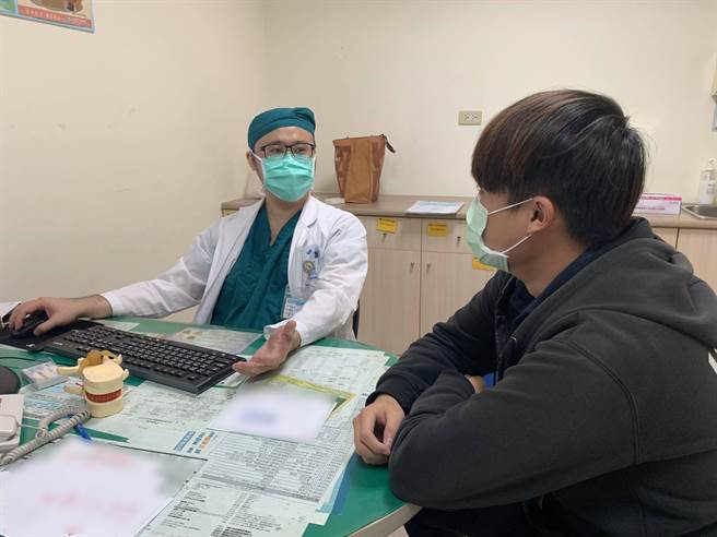 光田综合医院骨科医师严可伦(左)诊断发现少年因骨折併发脂肪脑栓塞(图非当事者) 。（陈淑娥摄）