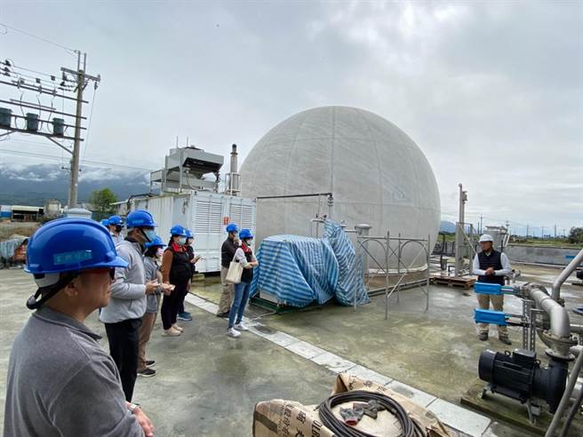 屏东县府日前前往参访花莲县府辅导玉里镇三民地区，进行「畜牧资源化处理计画沼气发电处理设施」，设置全台首座利用畜牧粪尿产生沼气进行发电的设施。（花莲县环保局提供／罗亦晽花莲传真）