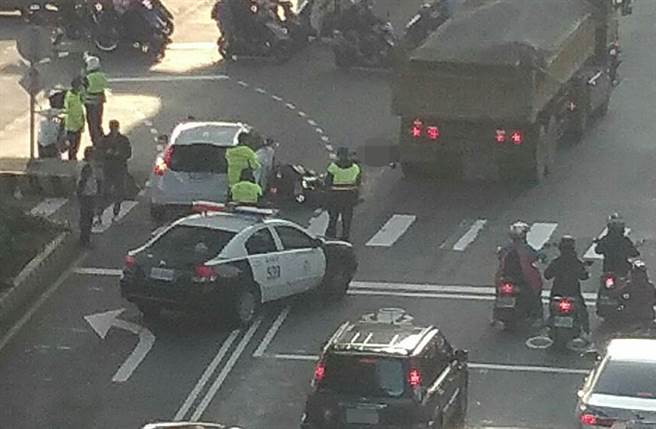 新北市淡水区26日上午发生一起死亡车祸，一名21岁女机车骑士，疑似与轿车发生擦撞后倒地，不幸遭后方砂石车辗毙。（照片来源：截自脸书社团《翻转大新北交通违规》）
