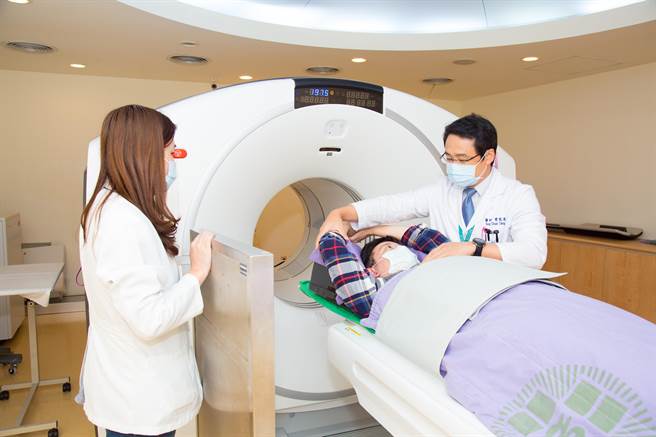 曾能泉主任模拟示范进行奥摄敏全身正子影像检查(此为示意图)。（童综合医院提供／陈淑娥台中传真）