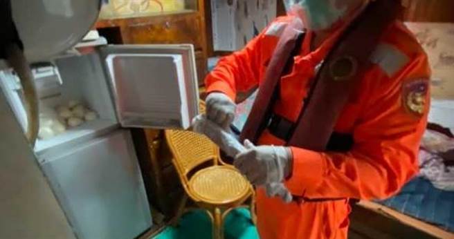 海巡穿戴全套防疫裝備，登船檢查，在輪機長房間冰箱中，查獲未檢驗鹿茸及鹿鞭各10支，依法函送法辦。（圖／海巡署提供）