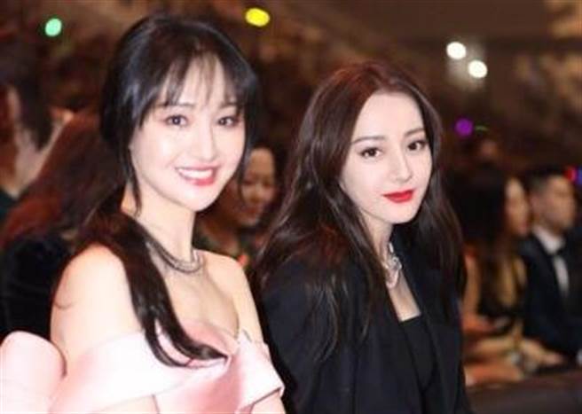 迪丽热巴也遭郑爽的粉丝点名。(图/翻摄自新浪娱乐)