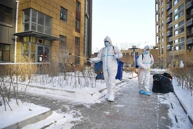 吉林省25日出現一新冠確診死亡病例。圖為吉林省當地人員進行消毒。（中新社）