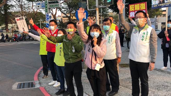 民進黨立委、議員與黃捷一起上街宣傳反罷免。（圖／摘自黃捷臉書）