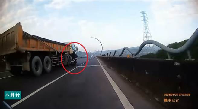 里嶺大橋25日發生砂石車逼車的事件，短短的5秒影片曝光後，網友全震怒。紅圈處可見機車騎士被砂石車緊貼。（翻攝臉書《八卦村 - 行車紀錄器影片上傳中心》）