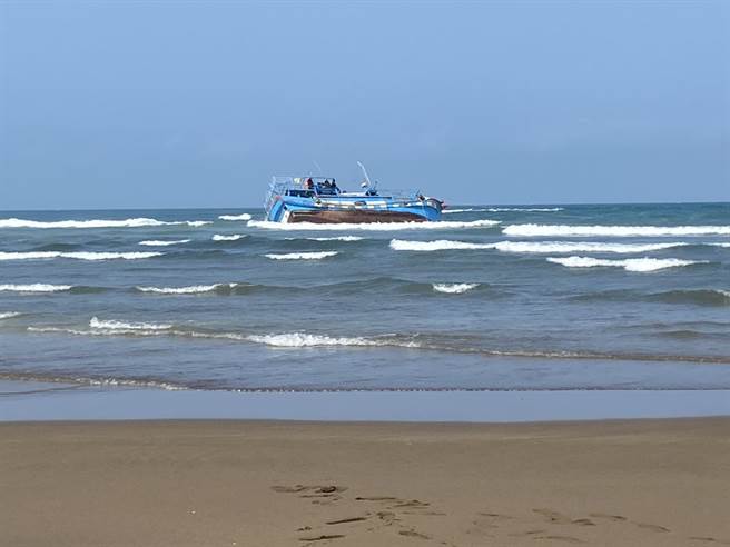 淡水渔船浅水湾搁浅船上4人受困　救援进行中(戴上容翻摄)