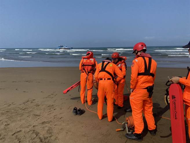 淡水渔船浅水湾搁浅船上4人受困　救援进行中(戴上容翻摄)