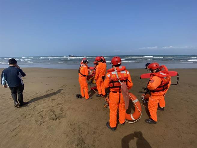 淡水渔船浅水湾搁浅船上4人受困　救援进行中(戴上容翻摄)