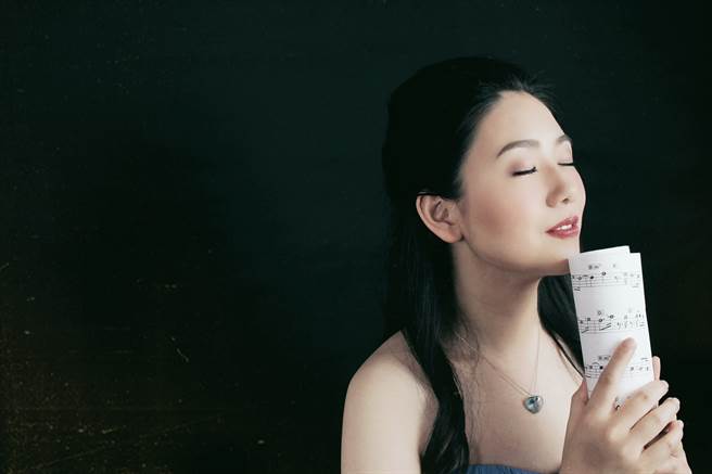 钢琴上的小精灵江佳蓁 ，「浮光夜语」新辑1/27上线。(戴志扬翻摄)