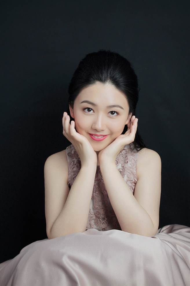 钢琴上的小精灵江佳蓁 ，「浮光夜语」新辑1/27上线。(戴志扬翻摄)