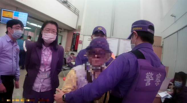 陈姓阿嬷遭诈骗，到银行要领匯110万元，经员警及行员察觉劝说，她才发现遭骗。（警方提供／陈淑芬台中传真）