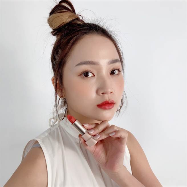MODEL示范Za潮色邂逅唇彩RD620 肉桂浓奶昔。（邱映慈摄）