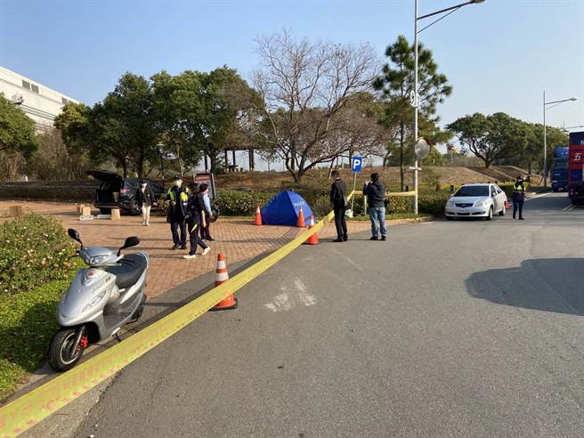 男骑士疑过弯失控，直衝路旁边坡，晨运民眾发现时已明显死亡。（民眾提供／王文吉台中传真）