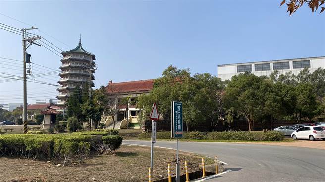 男骑士行经台中市第13公墓，不明原因衝撞铺旁边坡，民眾发现被机车压住头颈，警消到场已明显死亡。（王文吉摄）