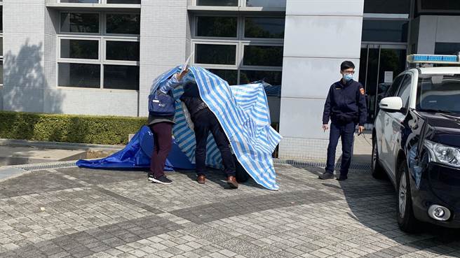 死者家属从南部北上，赶到中科园区处理。（王文吉摄）