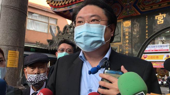 基隆市長林右昌26日說明，最新疫情狀況。（陳彩玲攝）