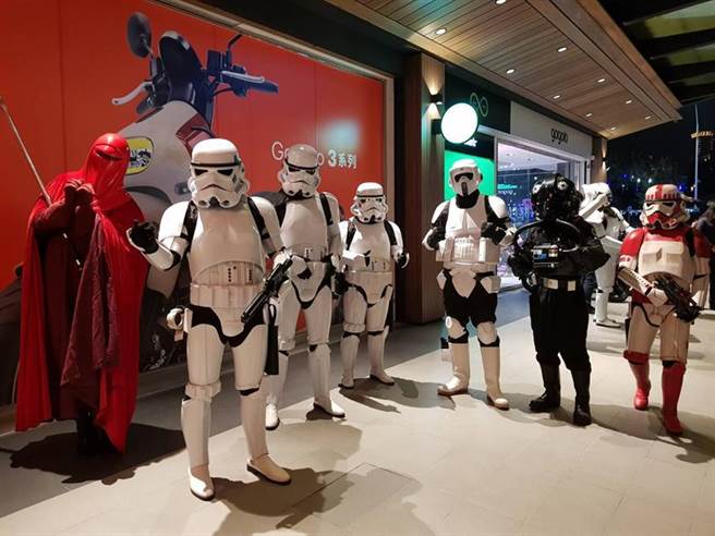 星际大战「501兵团」Cosplay，在中央公园商圈快闪、造势。图／顏瑞田