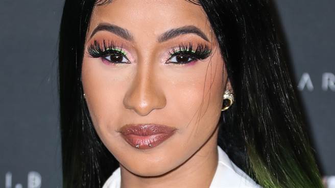 卡蒂B(Cardi B)近日在IG上晒出火辣穿搭，掀起热议。（图／达志影像）