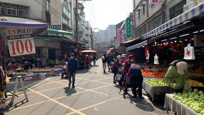 大湳市场26日人潮掉一半，摊商也有1／3主动休市，生意惨淡。(蔡依珍摄)