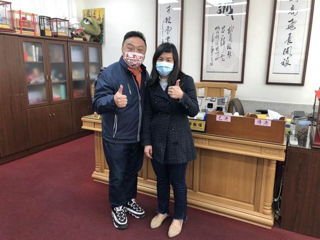 来自南平里的林小姐(右)，仅花639元就抱走价值65万的汽车大奖，接到市长电话时，兴奋的表示终于可以换车了。(员林公所提供／吴建辉彰化传真)