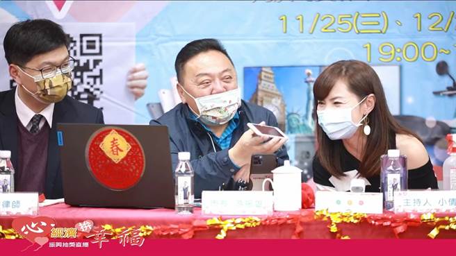 员林市长游振雄25日直播抽奖，直接抽到当时守在直播节目，住在南平里的林小姐，她表示当时看到汽车抽出那一刻，就接到电话，当下兴奋地跳了起来，相当开心。(翻摄员林公所脸书／吴建辉彰化传真)