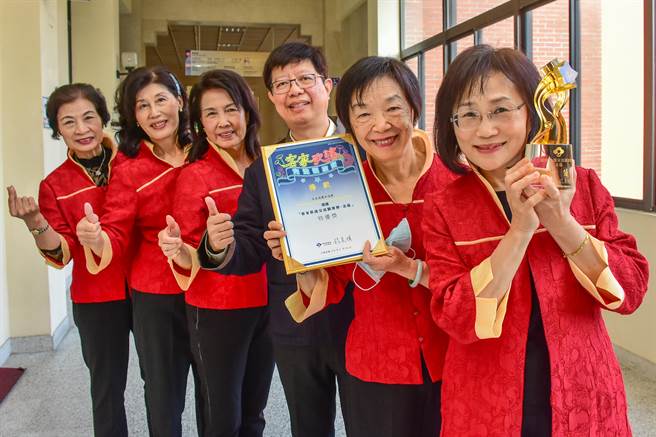 新竹縣「竹友混聲合唱團」，日前參加客委會舉辦110年度客家歌謠交流觀摩賽，榮獲北區比賽特優獎，指揮馮蕙珍老師（右）拿著獎盃。（羅浚濱攝）