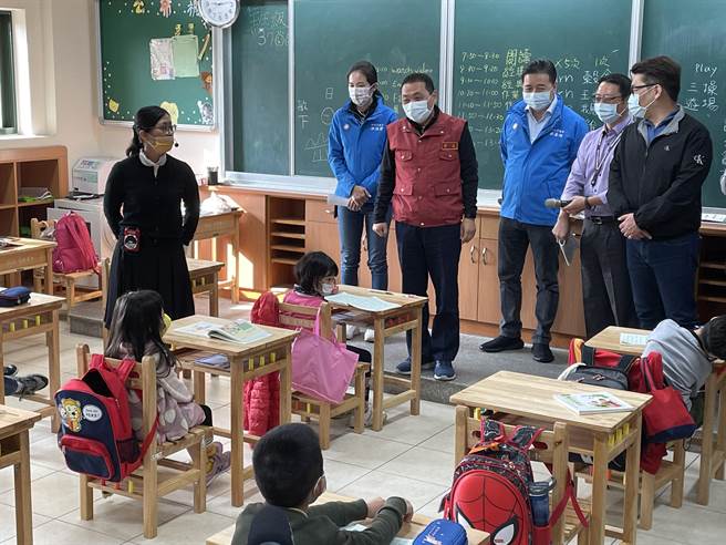 新北市长侯友宜今视察三峡龙埔国小防疫状况，他说目前已要求教育局、各校一律取消2月底前所有大型活动，针对邻近桃园地区人口聚集处消毒频率改为每2周1次。（记者蔡雯如摄）