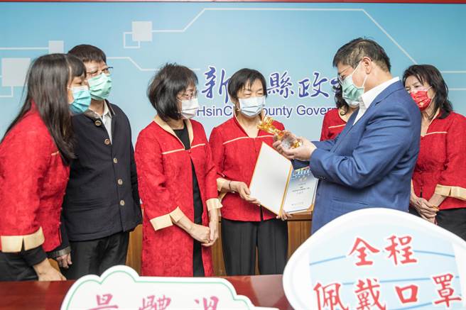 新竹縣「竹友混聲合唱團」參加客委會舉辦的客家歌謠交流觀摩賽榮獲特優獎，縣長楊文科（右）拿著獎盃稱讚「相當不容易！」（羅浚濱攝）