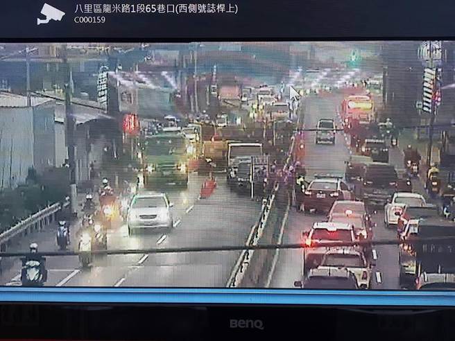 自来水施工导致八里大塞车 陈纯敬：交维计画从严审查 。（新北市交通局提供／叶德正新北传真）