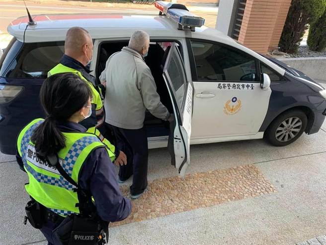 台中市一名老翁迷路到工業區，警方發揮為民服務精神，駕駛巡邏車將老翁安全護送回家。（民眾提供／盧金足台中傳真）