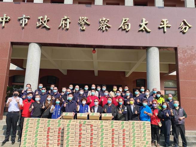 100多箱泡麵，慰問基層員警打氣加油。（翻攝照片／張妍溱台中傳真）