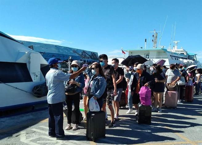 航港局落實體溫監測及配戴口罩。(航港局提供)