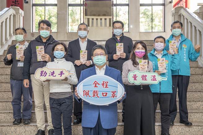 桃醫疫情竹縣有7人居家隔離，縣長楊文科（中）請縣民鄉親都要「勤洗手」、「量體溫」、「全程佩載口罩」，才能有效防疫。（羅浚濱攝）