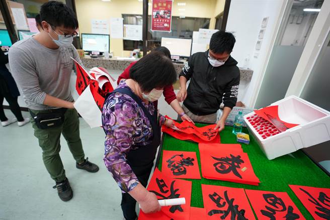 新北果菜公司1月26日及29日分别在板桥批发市场及三重批发市场上午6点举办牛年春联挥毫活动，邀请书法名家现场挥毫免费索取。（新北果菜公司提供／许哲瑗新北传真）