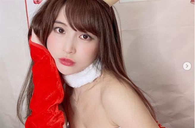 孟洁外型甜美、身材火辣。(图／翻摄自IG)