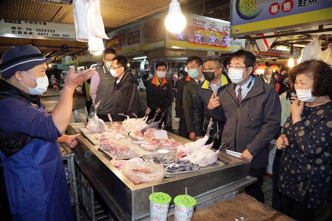 台南市長黃偉哲今日上午查訪水仙宮公有市場各類商品販售價格。(台南市政府提供／曹婷婷台南傳真)