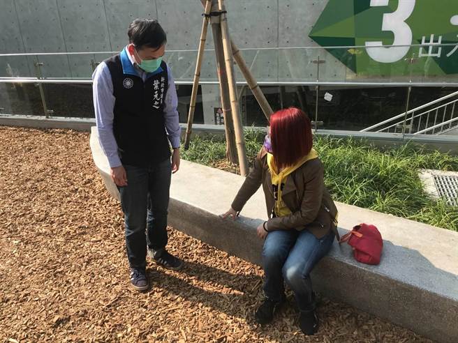 叶元之邀家长及相关单位到游戏场会勘。（叶元之服务处提供）