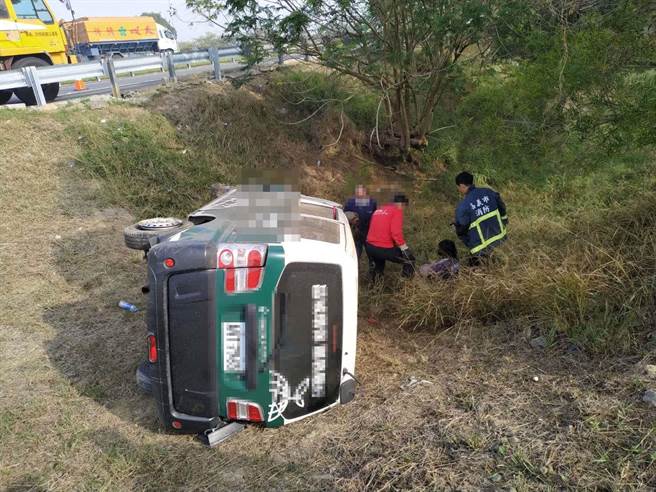 小货车衝过护栏后翻覆在草皮上。（吕妍庭翻摄）