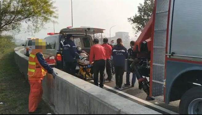 救护人员抵达时，3人已自行脱困，有救护车送往医院救治