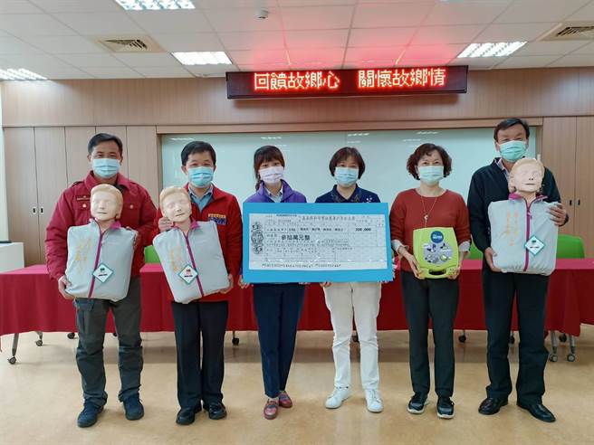 陈美玲（右三）和陈美珍（右二）26日到朴子市公所捐赠30万元仁爱基金，以及一批QCPR安妮与AED训练机给朴子消防分队。（张毓翎摄）